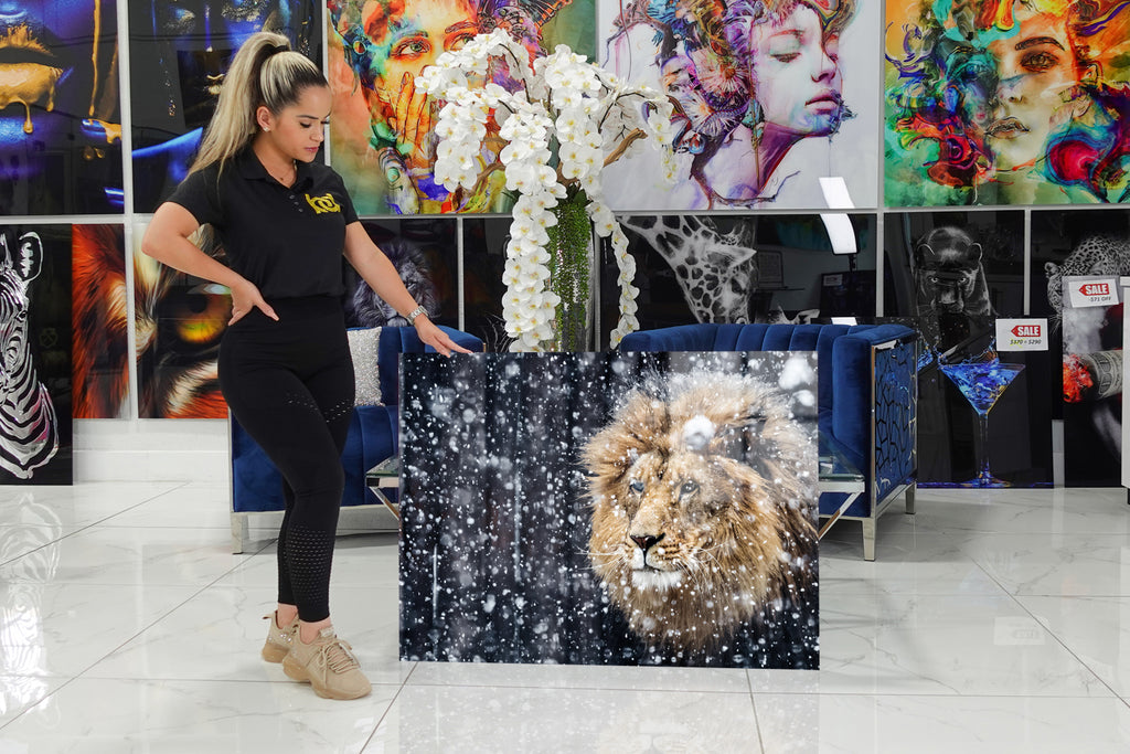 Acrylic design with a lion surrounded by snow.